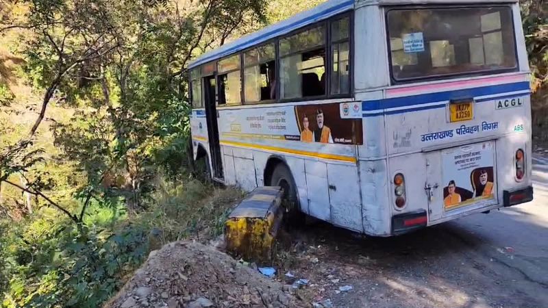 (Nainital-Roadways Bus got Stuck due Handle Lock)