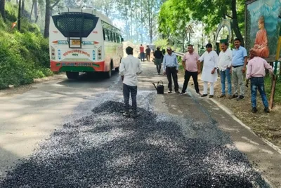 अल्मोड़ा में पीडब्लूडी ने शुरु किया सड़कों का पैच वर्क  4 दिन पहले विधायक मनोज तिवारी को दिया था आश्वासन