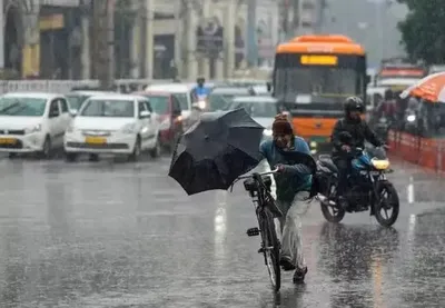 up rain alert   दिल्ली के बाद अब यूपी में भी बढ़ेगी ठंड  इन जिलों में होगी बारिश  देखे मौसम का अपडेट