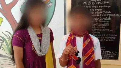 स्कूल आने में छात्राओं को हुई लेट तो टीचर ने काट दिए बाल  सदमे में छात्राएं