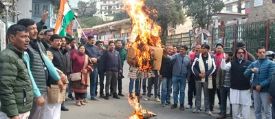 अल्मोड़ा में कांग्रेस कार्यकर्ताओं ने फूंका स्वास्थ्य मंत्री का पुतला  कहा स्वास्थ्य सुविधाएं हो गई हैं बदहाल