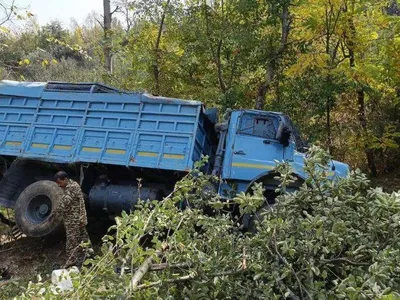 सीआरपीएफ की गाड़ी सड़क से फिसली  15 जवान घायल  अस्पताल में भर्ती