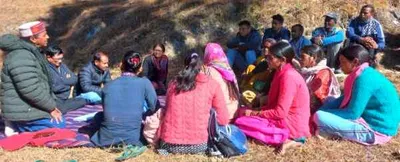 ताकुला  एसएमसी के प्रति अभिभावकों को जागरुक करने को गांव में आयोजित की गई बैठक