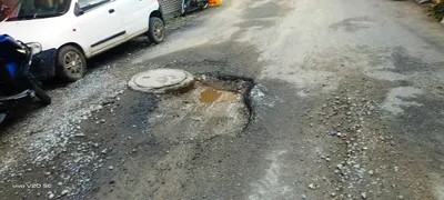 अल्मोड़ा नगर की सड़कें बनी हादसों का सबब  गढ़ढा युक्त सड़कें दे रही दुर्घटना को दावत  अब विधायक भी हुए मुखर 20 सितंबर से आंदोलन की चेतावनी