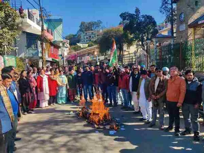 अल्मोड़ा  काँग्रेस ने गृहमंत्री अमित शाह का पुतला फूँककर जताया आक्रोश