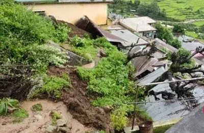 uttarakhand weather  भारी बारिश के कारण कर्णप्रयाग और टिहरी में मची तबाही  कई जिलों में जारी किया गया येलो अलर्ट